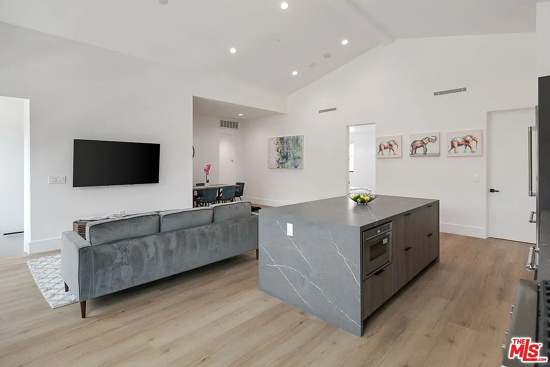 2 bed, 2.5 bath, 1600 sqft, $8,250 — Photo 4