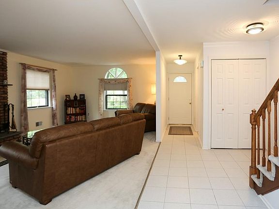 5th image of 115 Somerset Dr