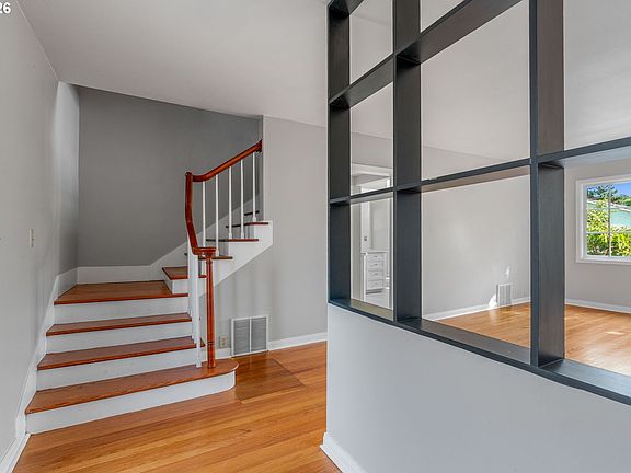 4th image of 820 W 9th St