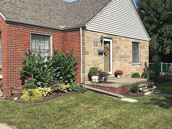 3rd image of 9844 Manor Ave