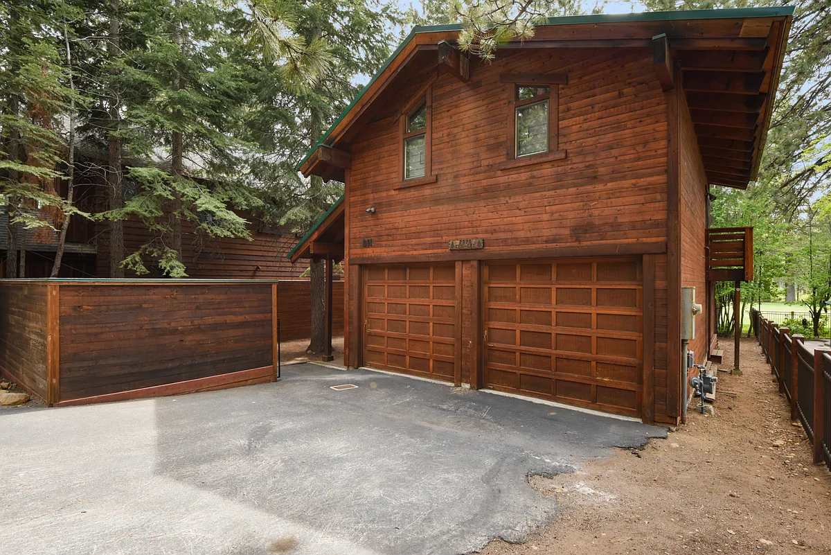 Building Photo - 611 Brassie Ave