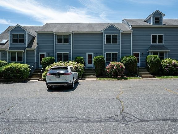 2nd image of 15 Pinecrest Vlg #15