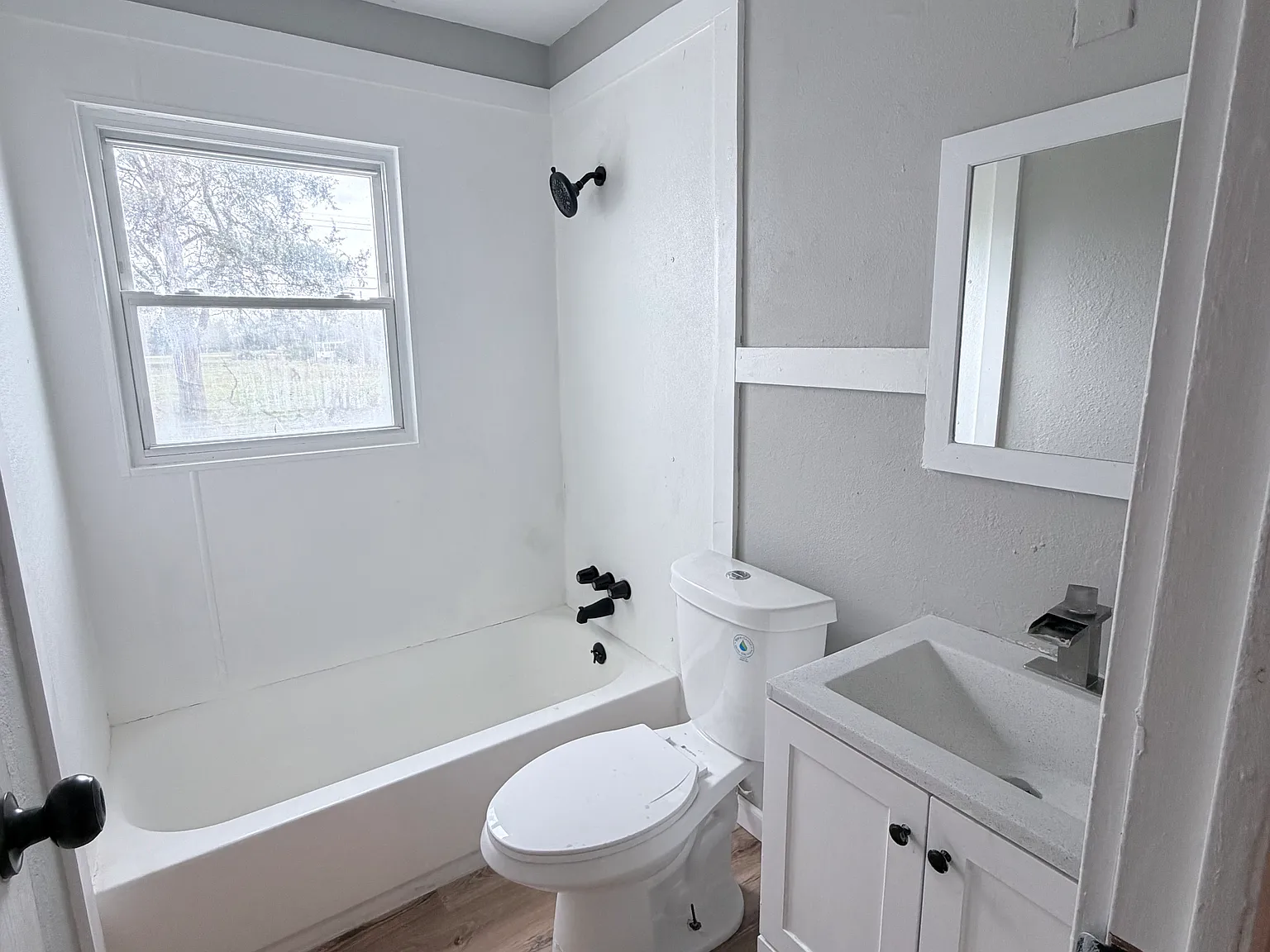 Available Now 4 Bedroom 1 Bathroom — Photo 4