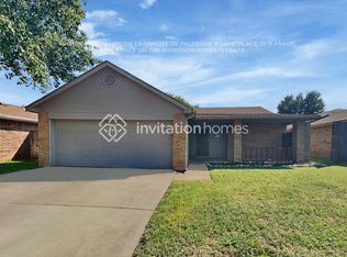 300 Blueleaf Dr, Arlington, TX 76018