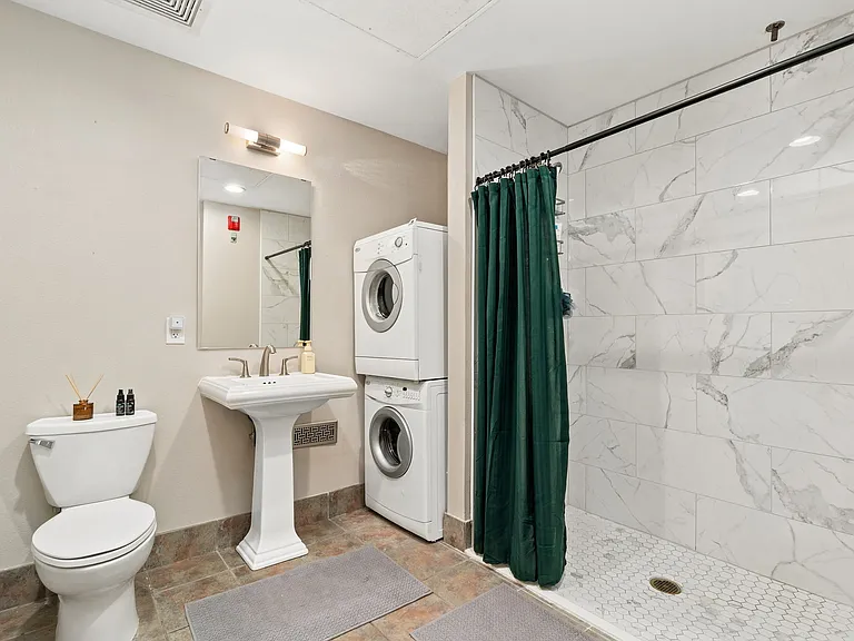 2142 Curtis St #101 — Photo 10
