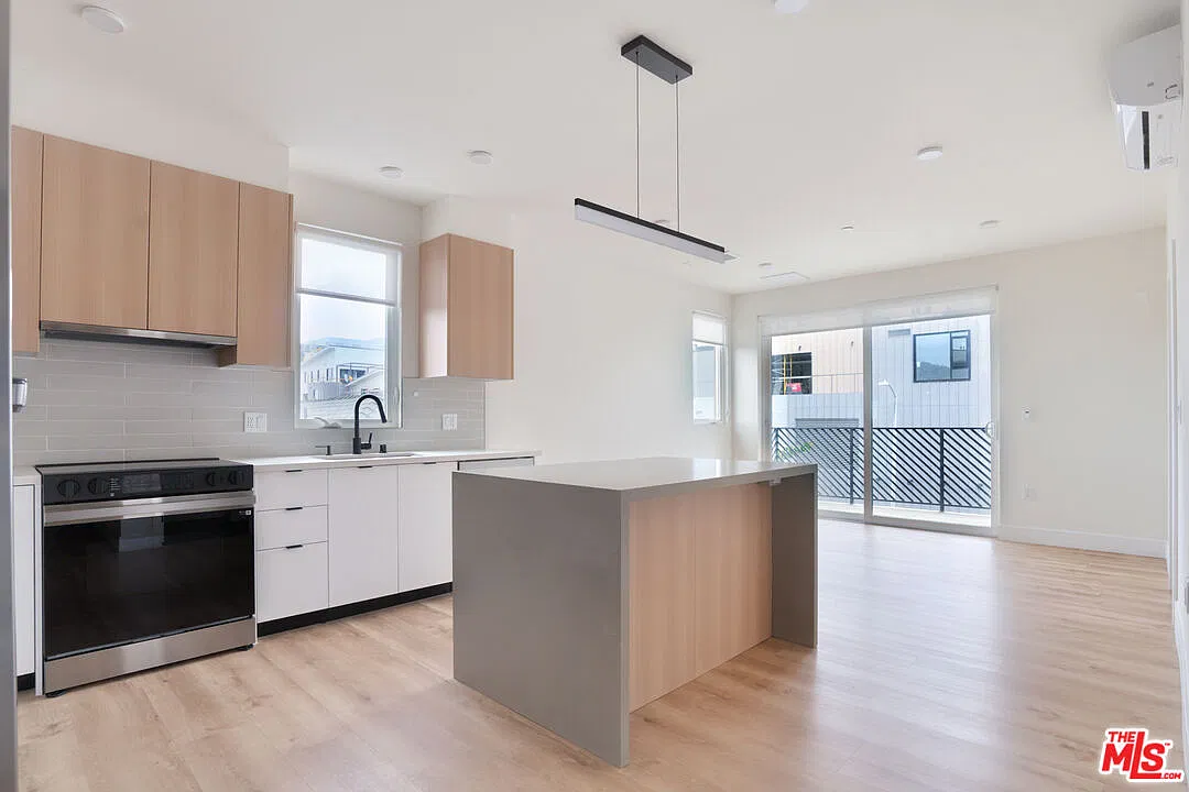 2 bed, 2.0 bath, 869 sqft, $3,295 — Photo 3