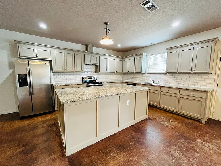 2801 Sandage Ave — Photo 3