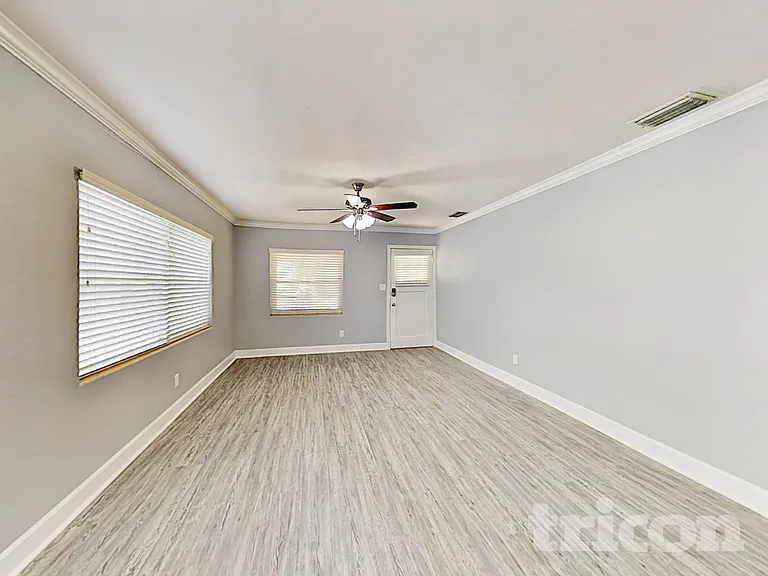 225 W King St — Photo 2