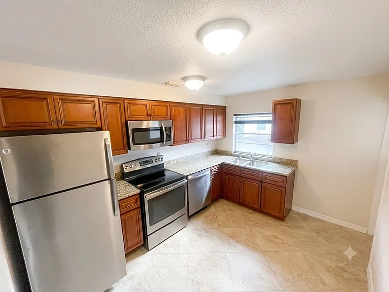 1102 Elmwood St #G — Photo 5