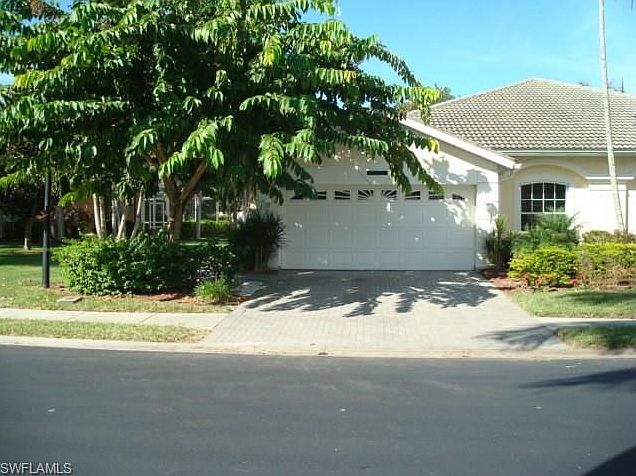 Live the Florida Life Style in this amazing villa!