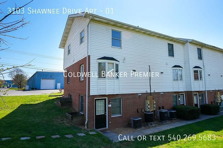 Renovated 1-Bedroom End-Unit Apartment in Winchester, VA — Photo 1
