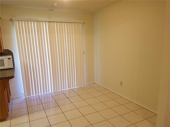 5th image of 913 Banyan St
