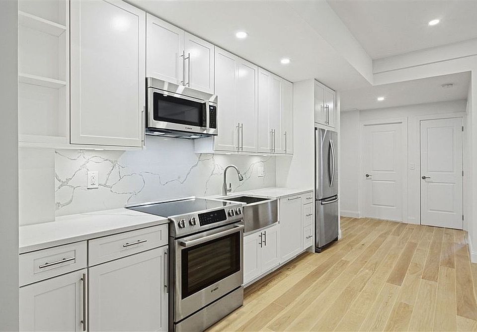 1st image of 160 E 48th St APT 10A