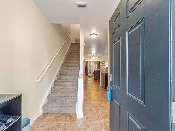 4th image of 2915 SW 35th Pl APT 102