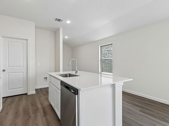 5th image of 859 Hillcrest Blvd