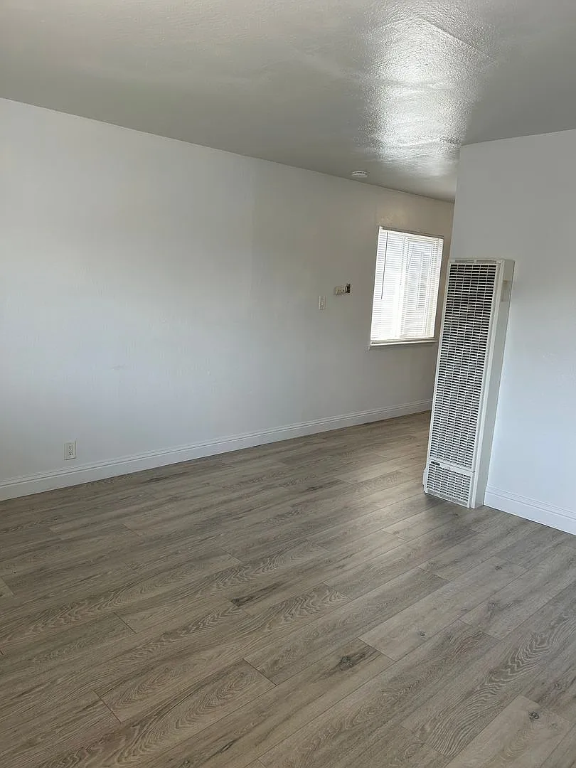 Spacious Upstairs Two Bedroom Apartment in Oakland — Photo 4