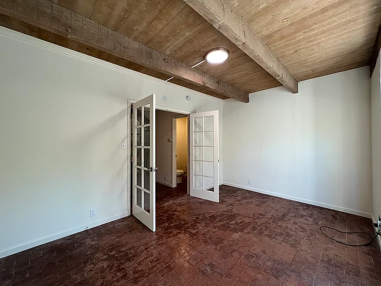 2541-2569 Le Conte Ave — Photo 43