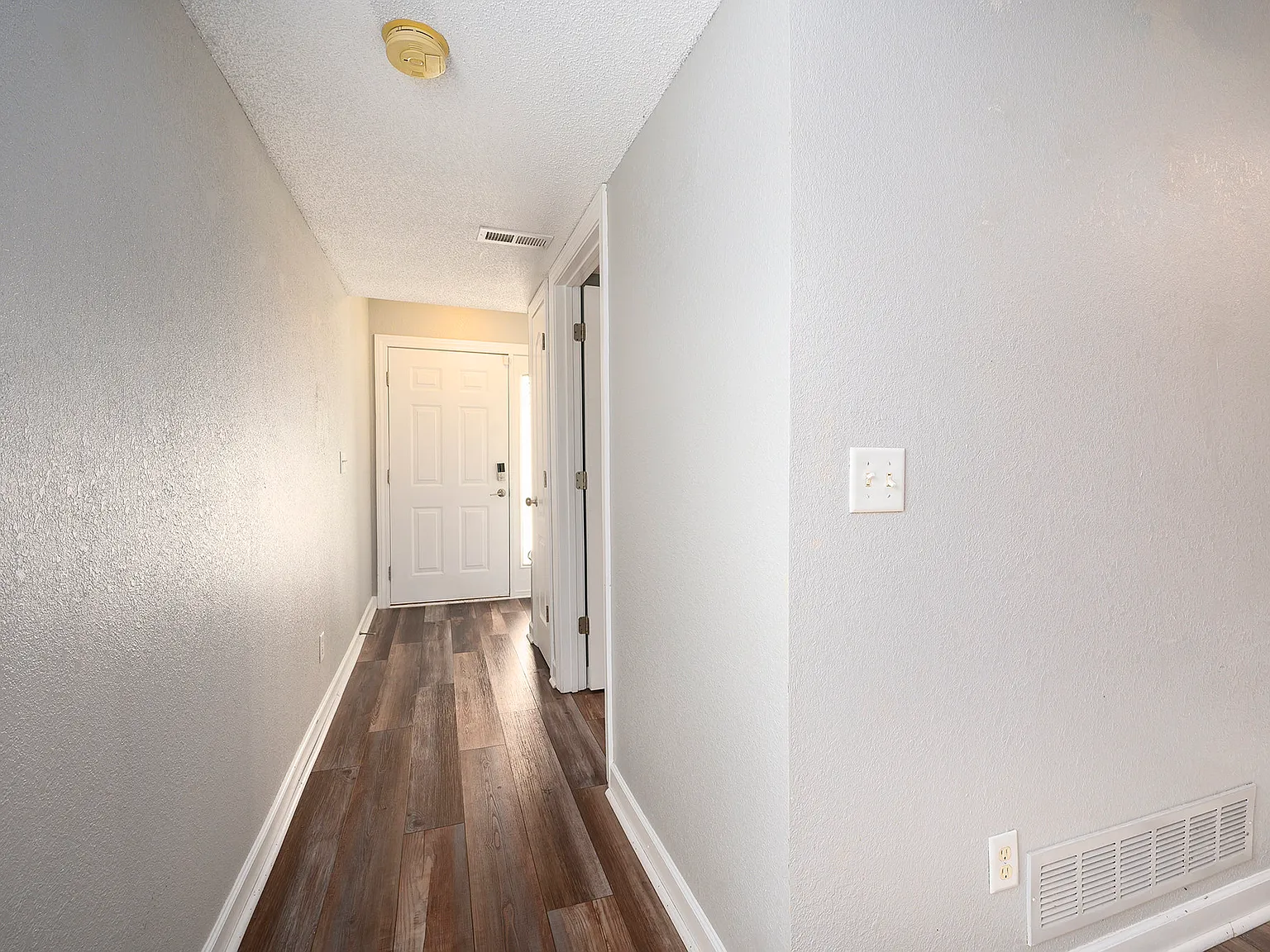 3 bed, 2.5 bath, 1476 sqft, $1,765 — Photo 4
