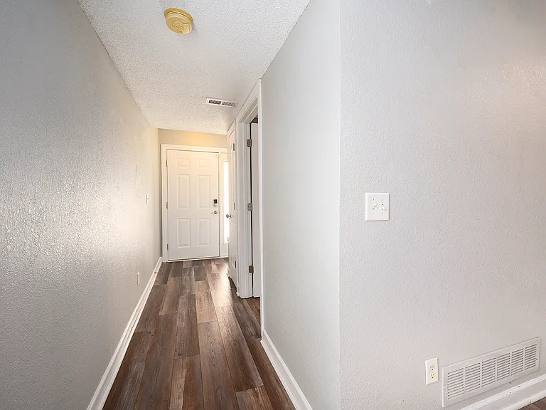 801 SW Peach Tree Ln — Photo 4