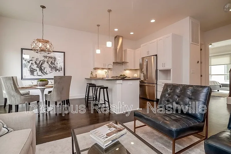 3 bed, 3.0 bath, 1563 sqft, $3,297 — Photo 2