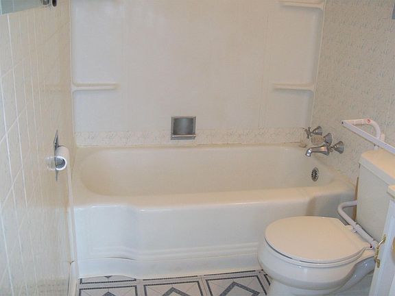 2nd image of 1703 Alderson Ave