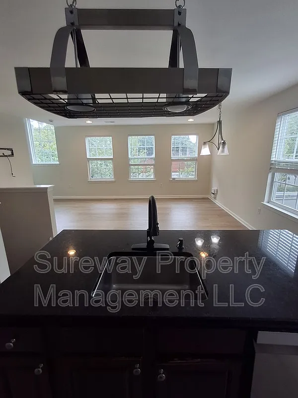 3 bed, 2.5 bath, 1806 sqft, $2,700 — Photo 3