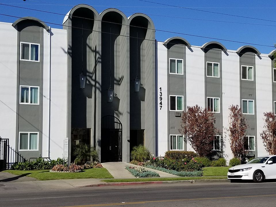 1st image of 13947 Oxnard St APT 209