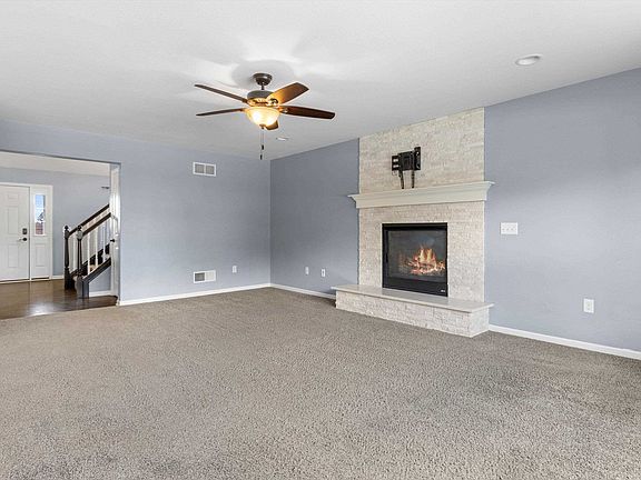 5th image of 131 W Blackhawk Dr