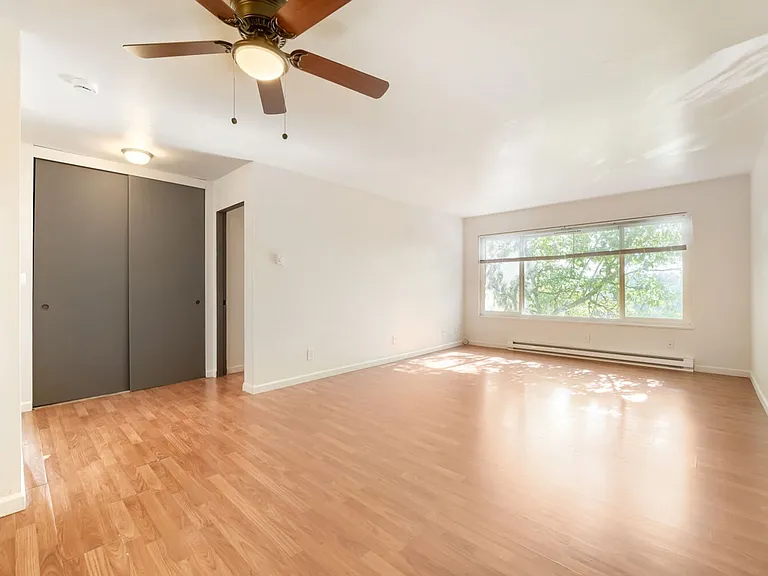 Catalina Apartments — Photo 9