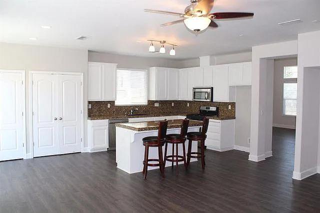 1 bed, 1.5 bath, 2915 sqft, $700 — Photo 1