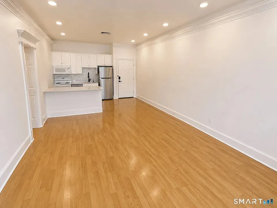 1 bed, 700 sqft, $2,300 — Photo 3