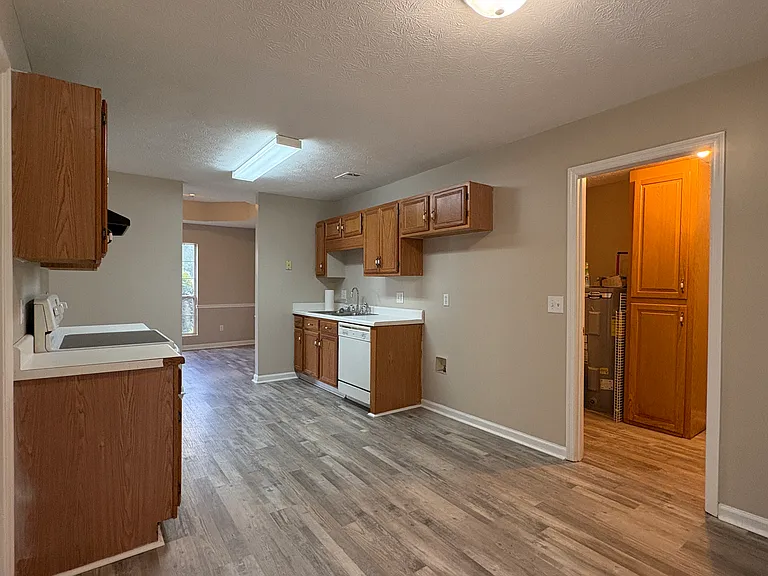 1404 Douglas St — Photo 7