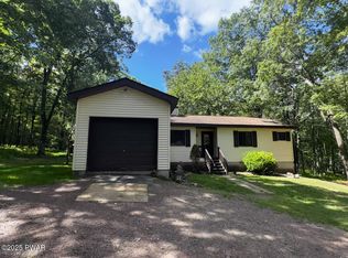 214 Lower Lakeview Dr, Hawley, PA 18428