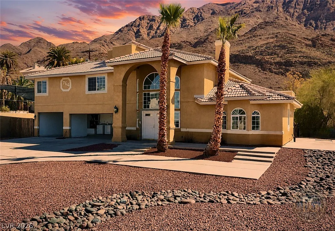6 bed, 3.5 bath, 3042 sqft, $2,900 — Photo 1