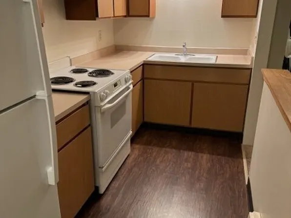 235 Mountain Ave APT 4, Waukesha, WI 53188