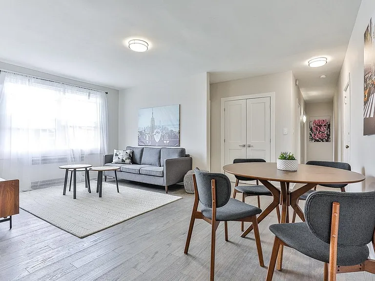 448 Spadina Rd — Photo 3