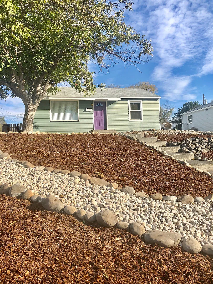 Cute 2 Bed 1 Bath Home in Knolls Vista! — Photo 1