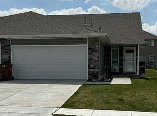 8325 Broken Ridge Dr, Lincoln, NE 68526
