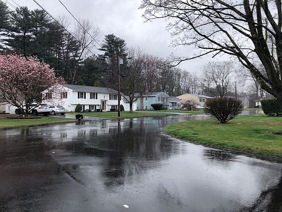 4th image of 32 Woodside Ln