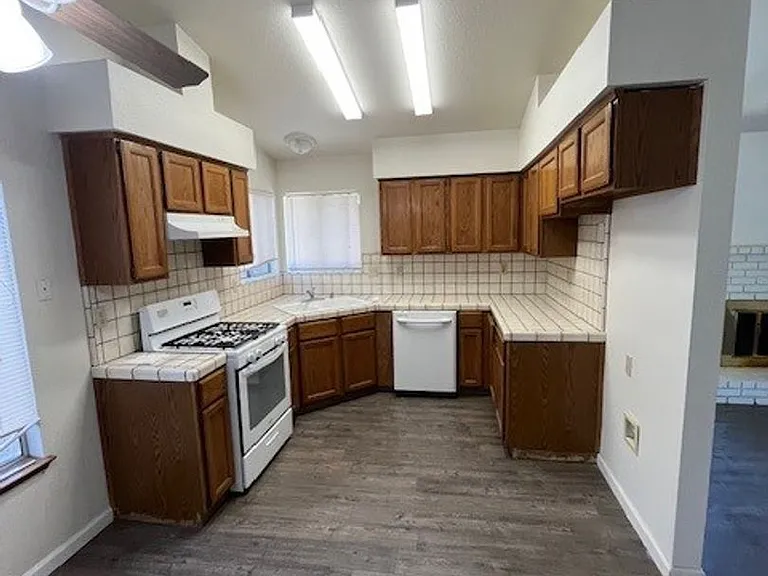 1806 E Laurel Ave — Photo 4