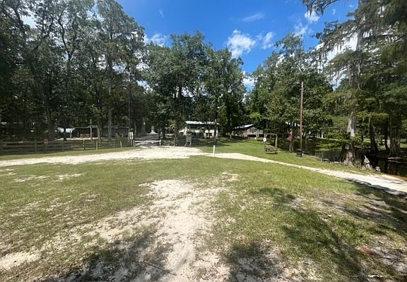 4th image of 556 SW Memorial Dr