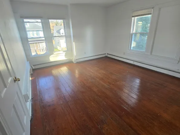 91 7th St #B, Salem, NJ 08079