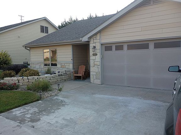 2nd image of 817 Newfoundland Dr