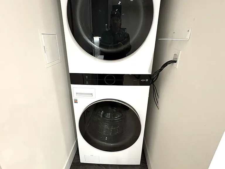 Modern and Sleek 611 S Fagley Street Apartments! — Photo 6