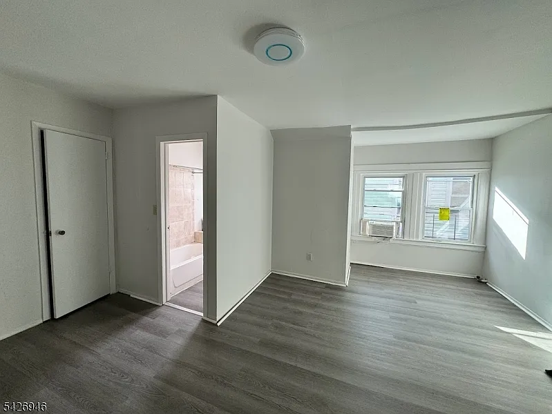 1 bed, 1.0 bath, $1,600 — Photo 3