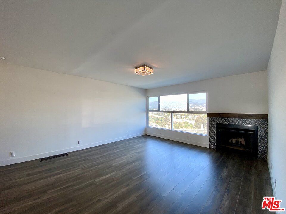 1st image of 2975 Waverly Dr #19