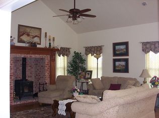 319 E Tomlinson St, Florence, TX 76527