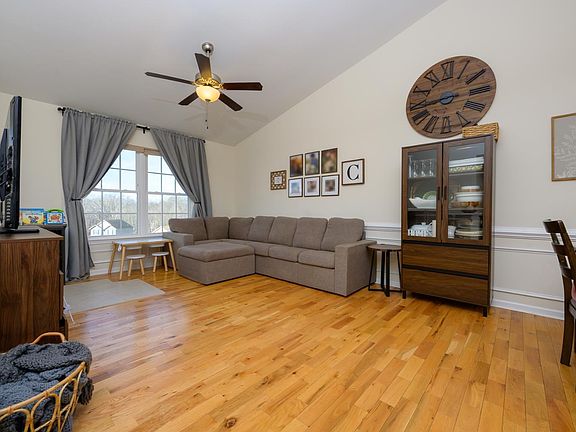 5th image of 107 Bennett Dr