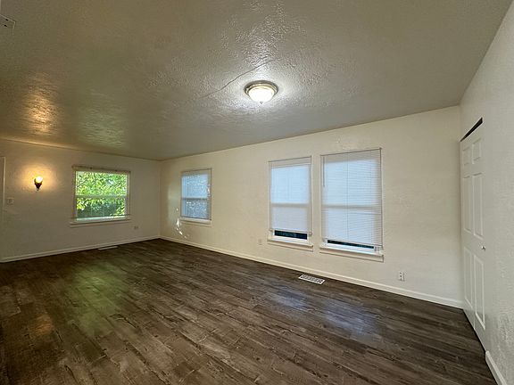 3rd image of 836 Shearer St