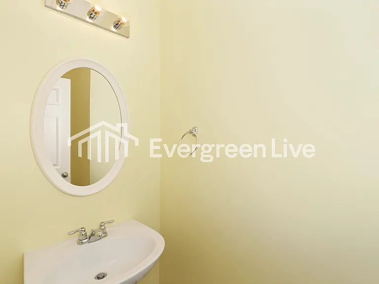 240 Shenandoah Dr — Photo 2